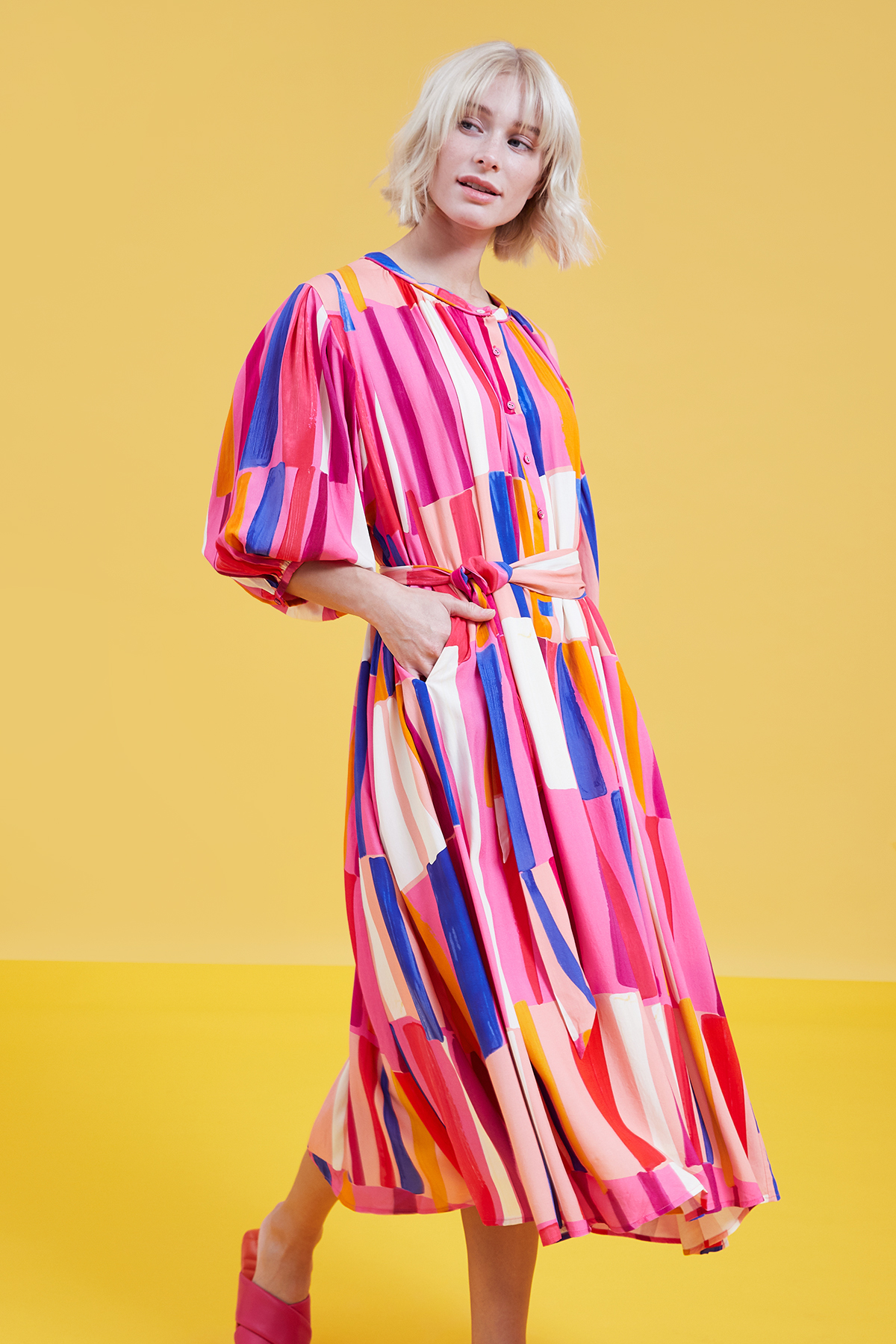 Kleid aus Viskose FLOWERS FOR FRIENDS