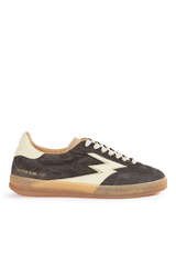 Sneaker Club Braun
